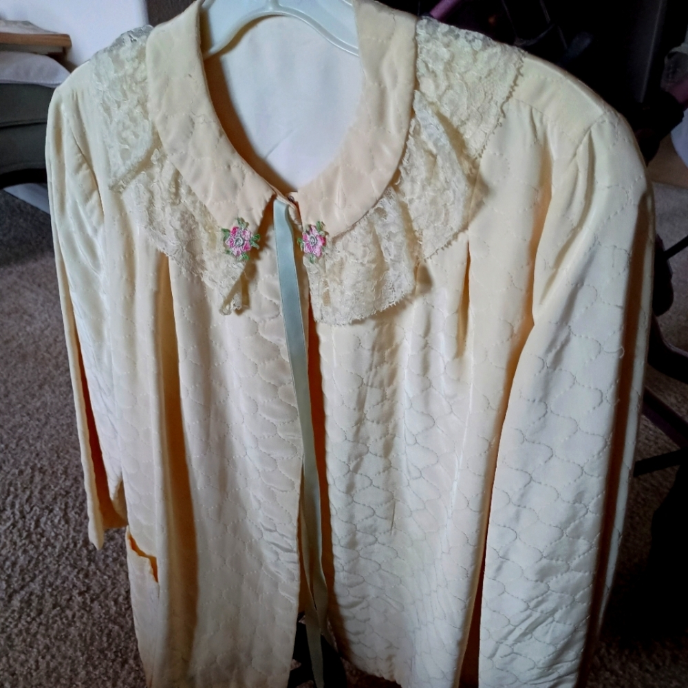 Vintage cream quilted/lined bed coat with ribbon/flowers and lace.
